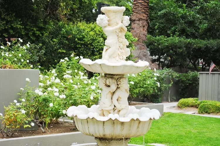 Burbank apartments for rent - image - imgi_25_Pacific-manor-fountain.webp