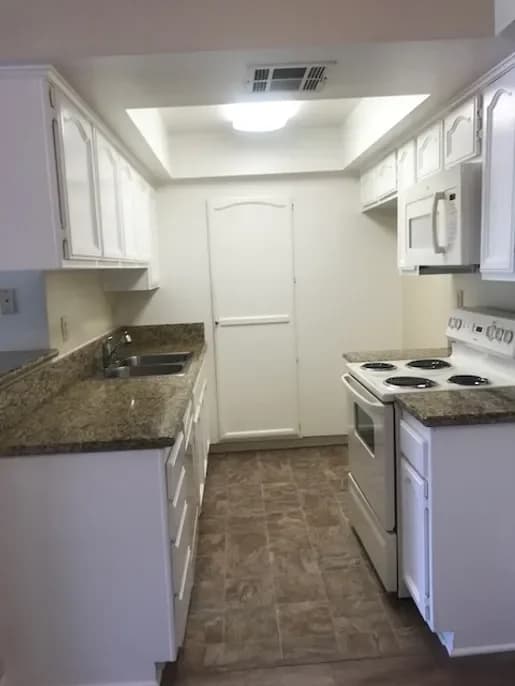 Burbank apartments for rent - Property image - 2021 Peyton Avenue - 2
