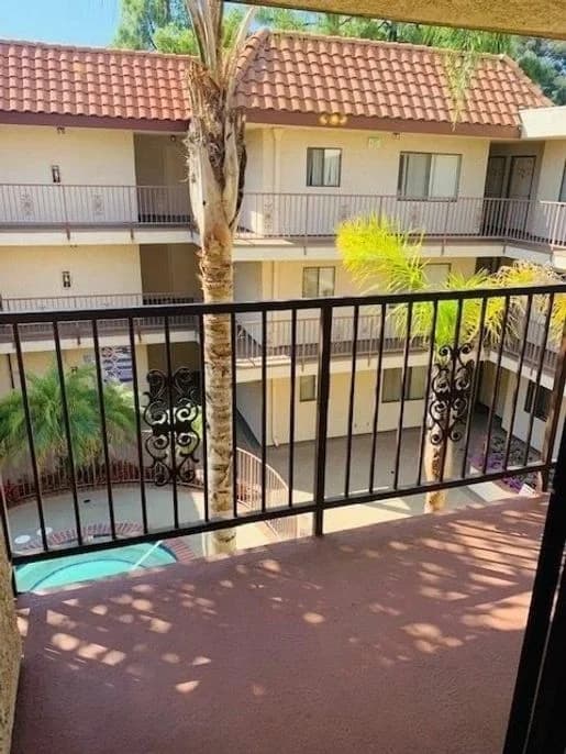 Burbank apartments for rent - image - 300 East Tujunga - 2.jpg
