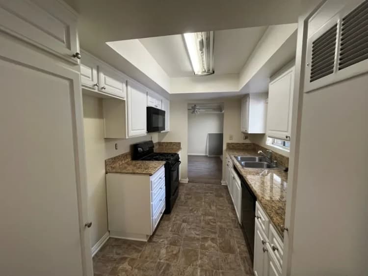 Burbank apartments for rent - image - 360 Hollywood Way - 01.webp