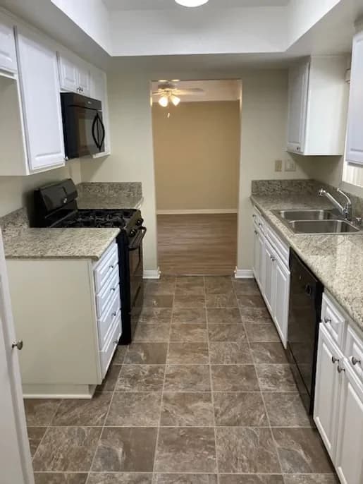 Burbank apartments for rent - image - 360 Hollywood Way - 03.webp