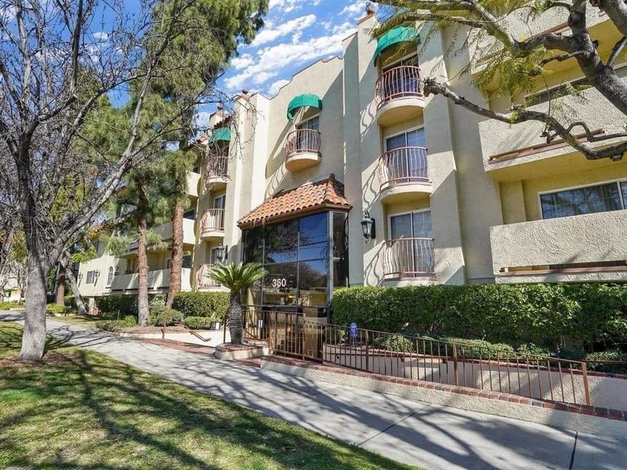 Burbank apartments for rent - Property image - 360 Hollywood Way - 1