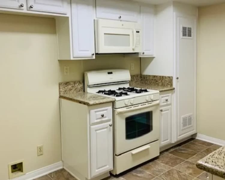 Burbank apartments for rent - image - 360 Hollywood Way - 20.webp