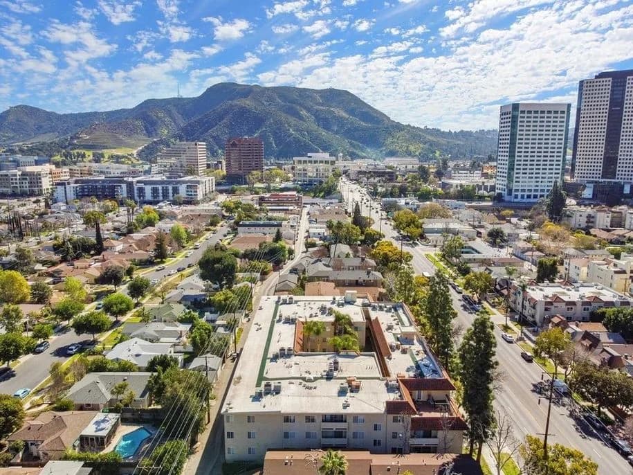 Burbank apartments for rent - Property image - 360 Hollywood Way - 3